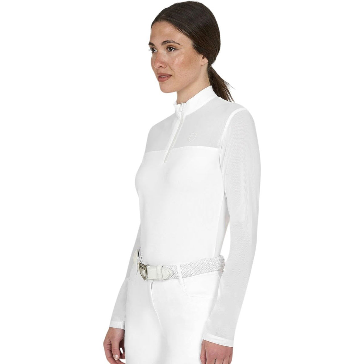 Equestro Trainingsshirt Damen Polo FS 2026 Longsleeve, Weiß, Reiterin trägt das Produkt.