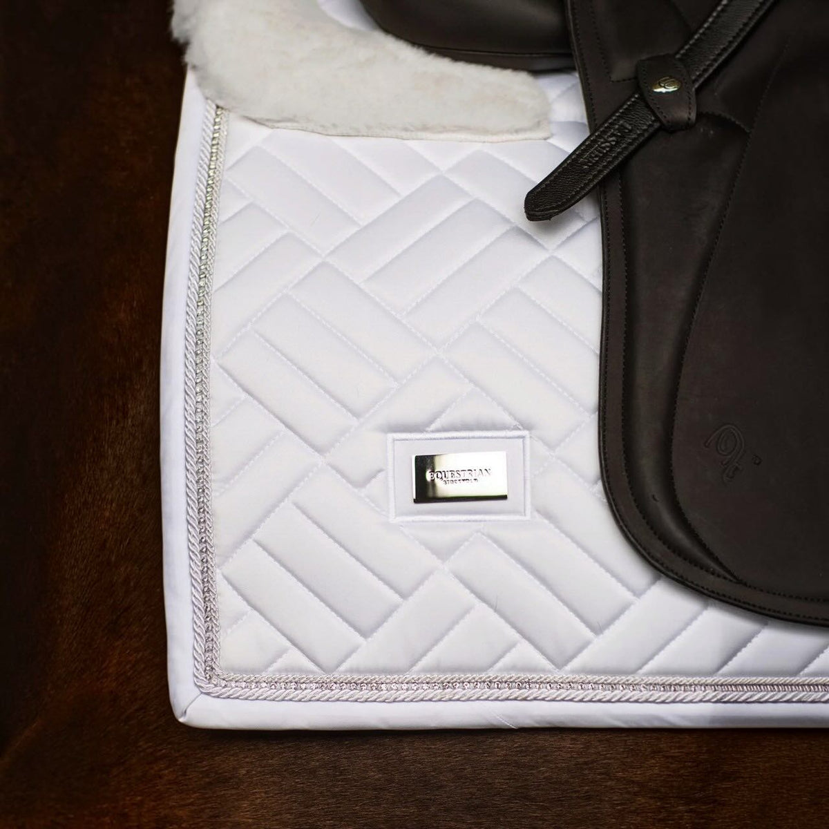 Vegan Fur Crystal díjlovas nyeregalátét