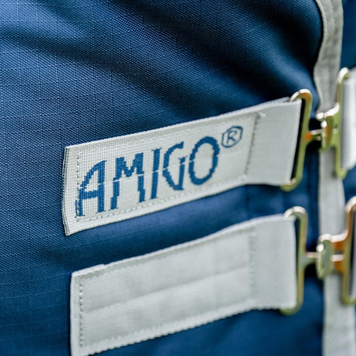 Horseware Ireland Weidedecke 100g Amigo Ripstop 900D Turnout Decke, Midsummer Blue, Detailaufnahme des Verschlusses.