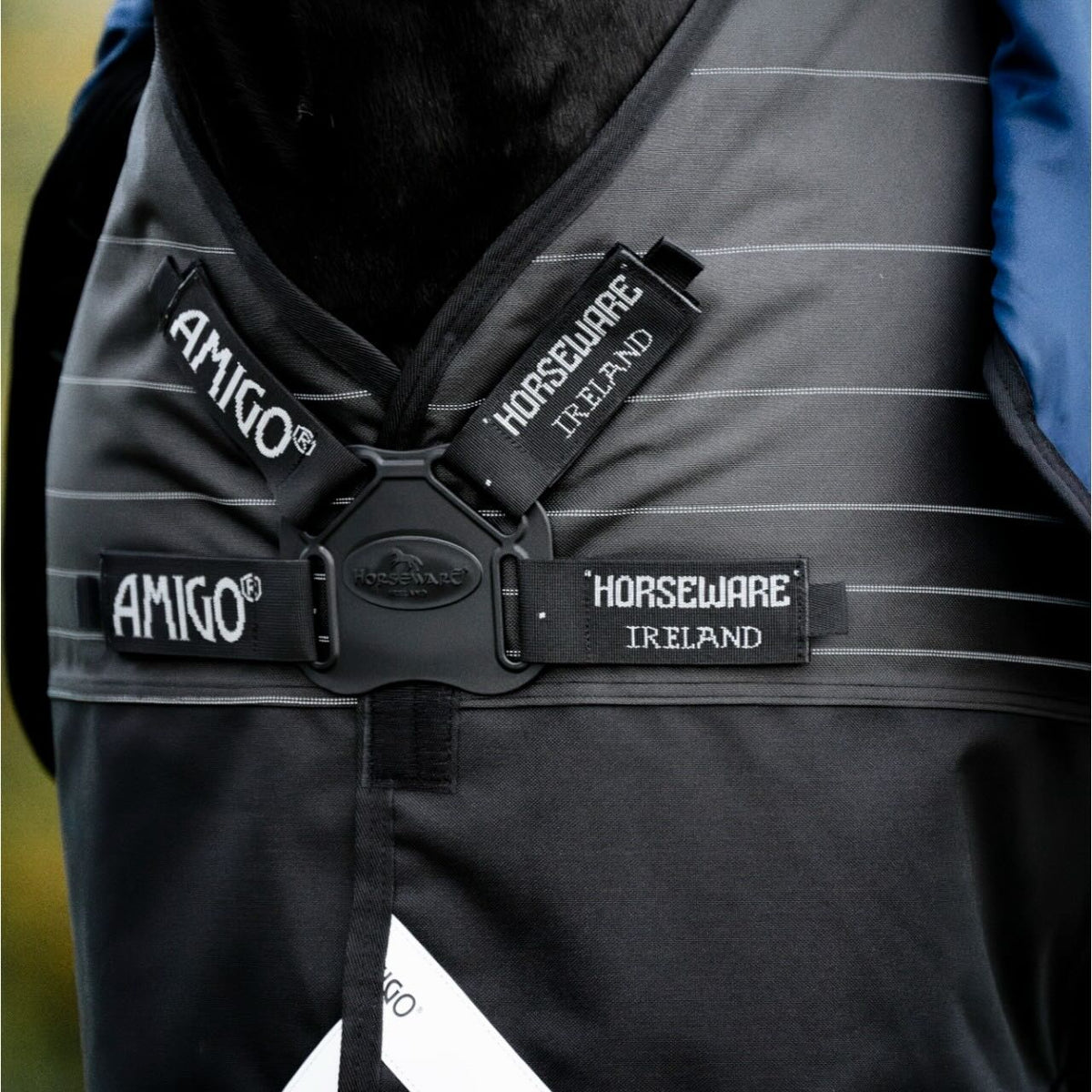 Horseware Ireland Weidedecke Amigo 0g 1200D Field Safe Reflectech Plus Turnout Decke, schwarz, Detailaufnahme am Pferd.