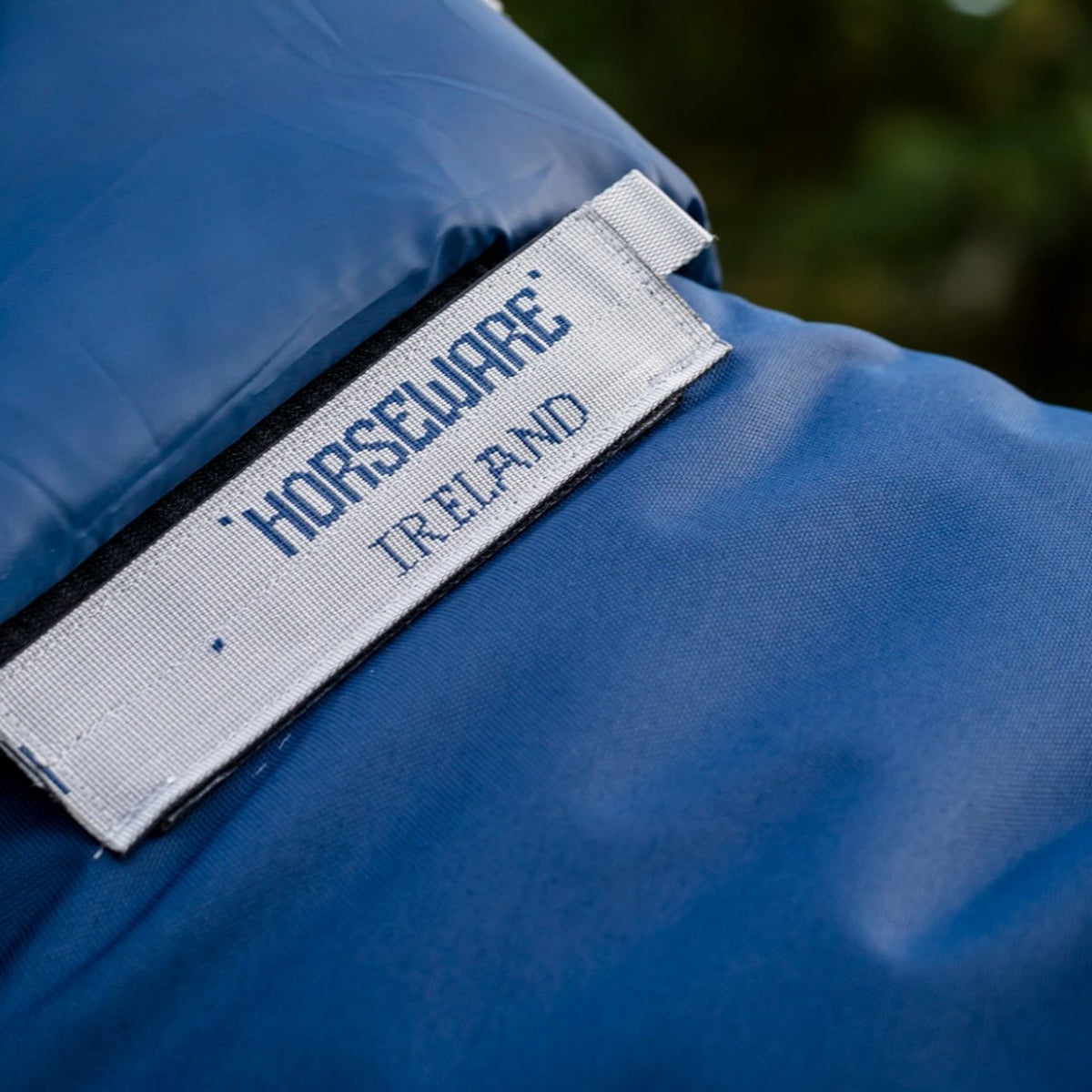 Horseware Ireland Weidedecke Amigo 1200D FieldSafe Plus 0g Turnout Decke, Blau, Detailaufnahme des Logos.