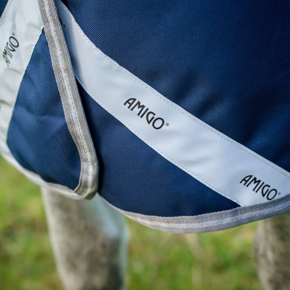 Horseware Ireland Weidedecke Amigo 50g 1200D Turnout Decke, Midsummer Blue, Detailaufnahme am Pferd.