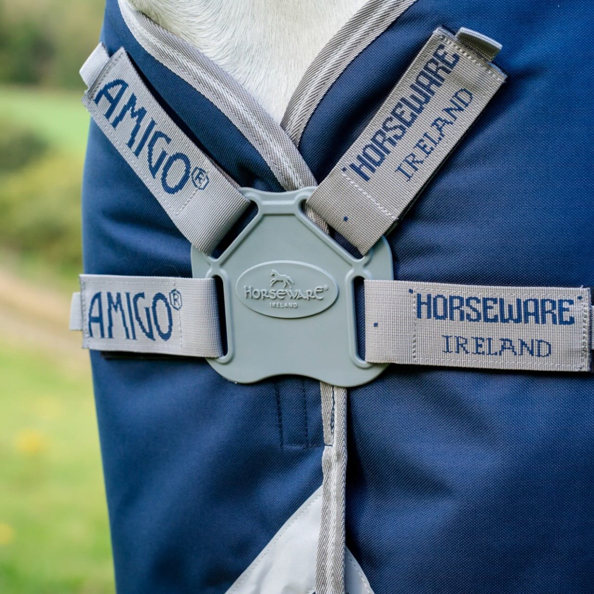 Horseware Ireland Weidedecke Amigo 50g 1200D Turnout Decke, Navy, Detailaufnahme am Pferd.