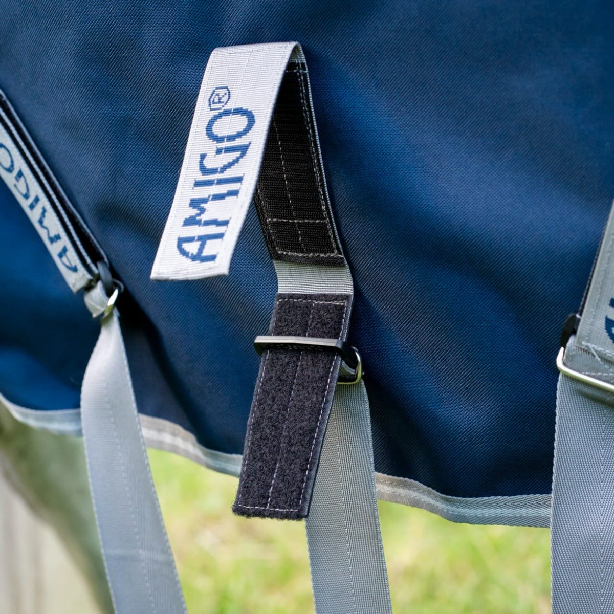 Horseware Ireland Weidedecke Amigo 50g 1200D Turnout Decke, Midsummer Blue, Detailaufnahme der Bauchgurte.