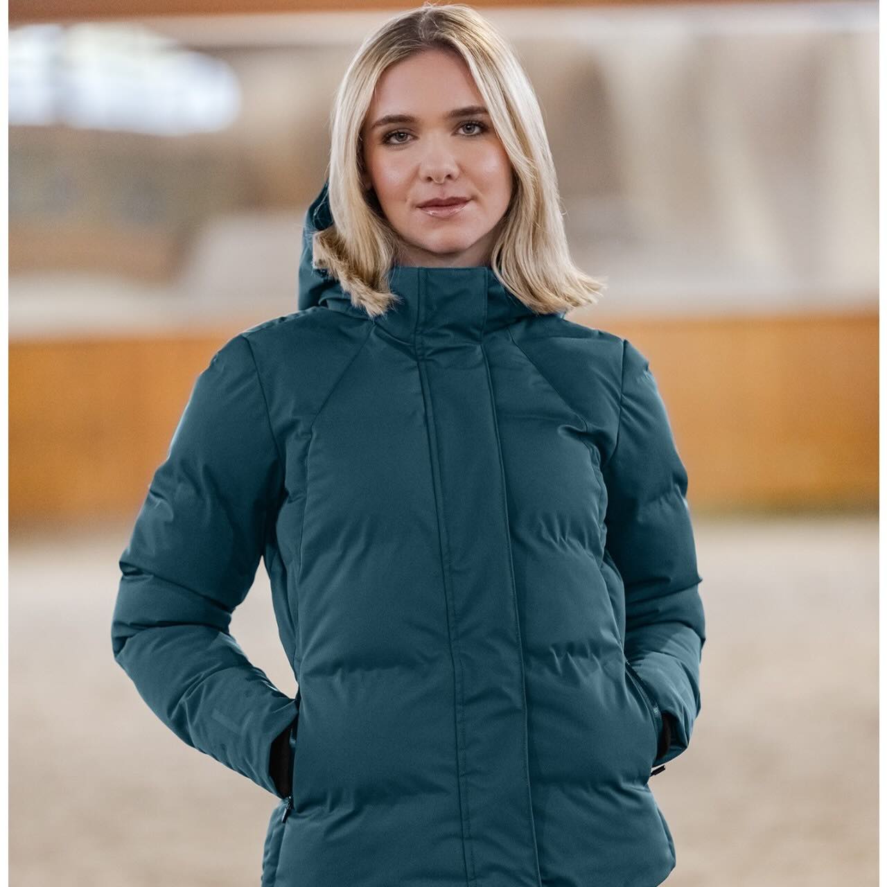 E.L.T Reitjacke Damen Performance Ohio Jacke, Petrol, Person trägt die Jacke in der Reithalle.