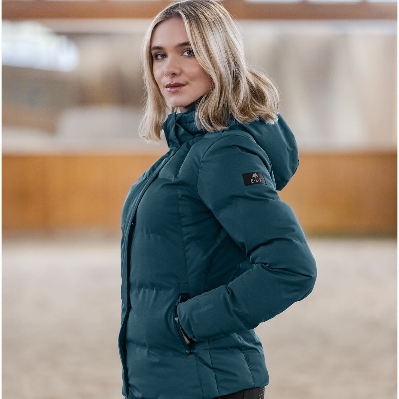 E.L.T Reitjacke Damen Performance Ohio Jacke, Dunkelgrün, Person trägt die Jacke in der Reithalle.