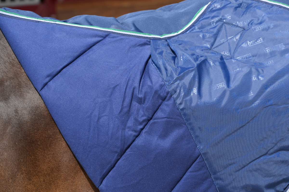 Bucas Unterdecke 300g Quilt Stay Dry, Midsummer Blue, Detailaufnahme auf dem Pferd.
