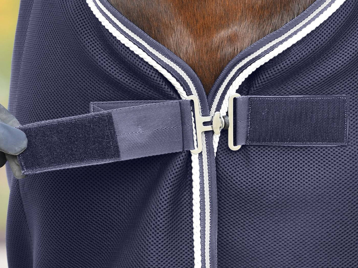 Abschwitzdecke 3D Air, Navy, Detailaufnahme am Pferd mit Brustverschluss.