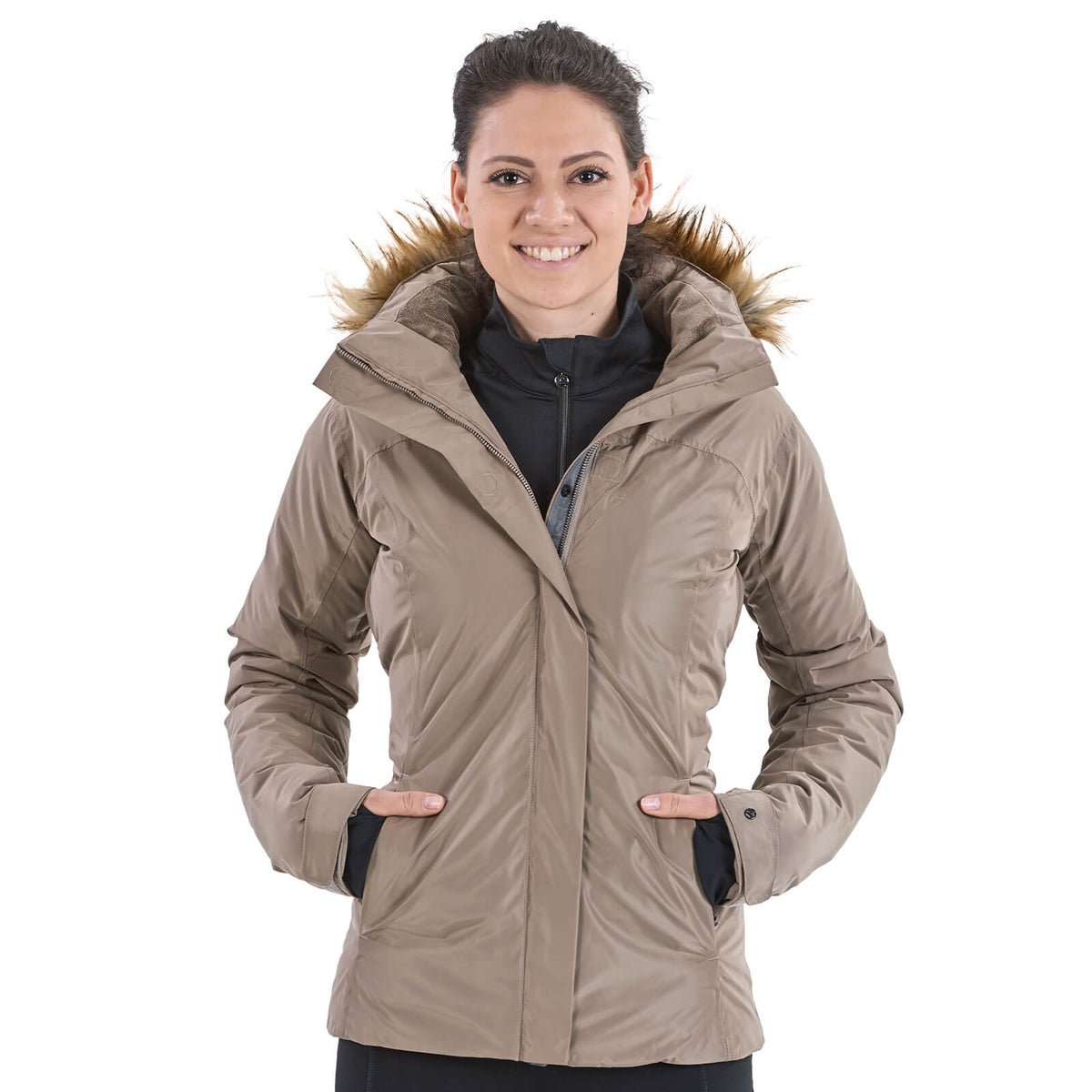 Regenmantel Aurora Damenjacke, Taupe, Frau trägt die Jacke mit Kapuze.