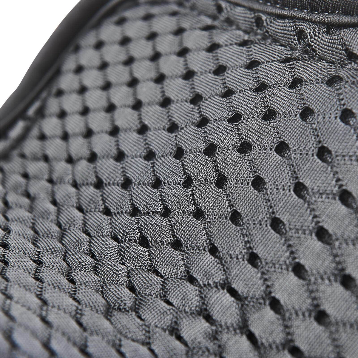 Gamaschen Bounce Mesh, Detailaufnahme der grauen Mesh-Oberfläche.