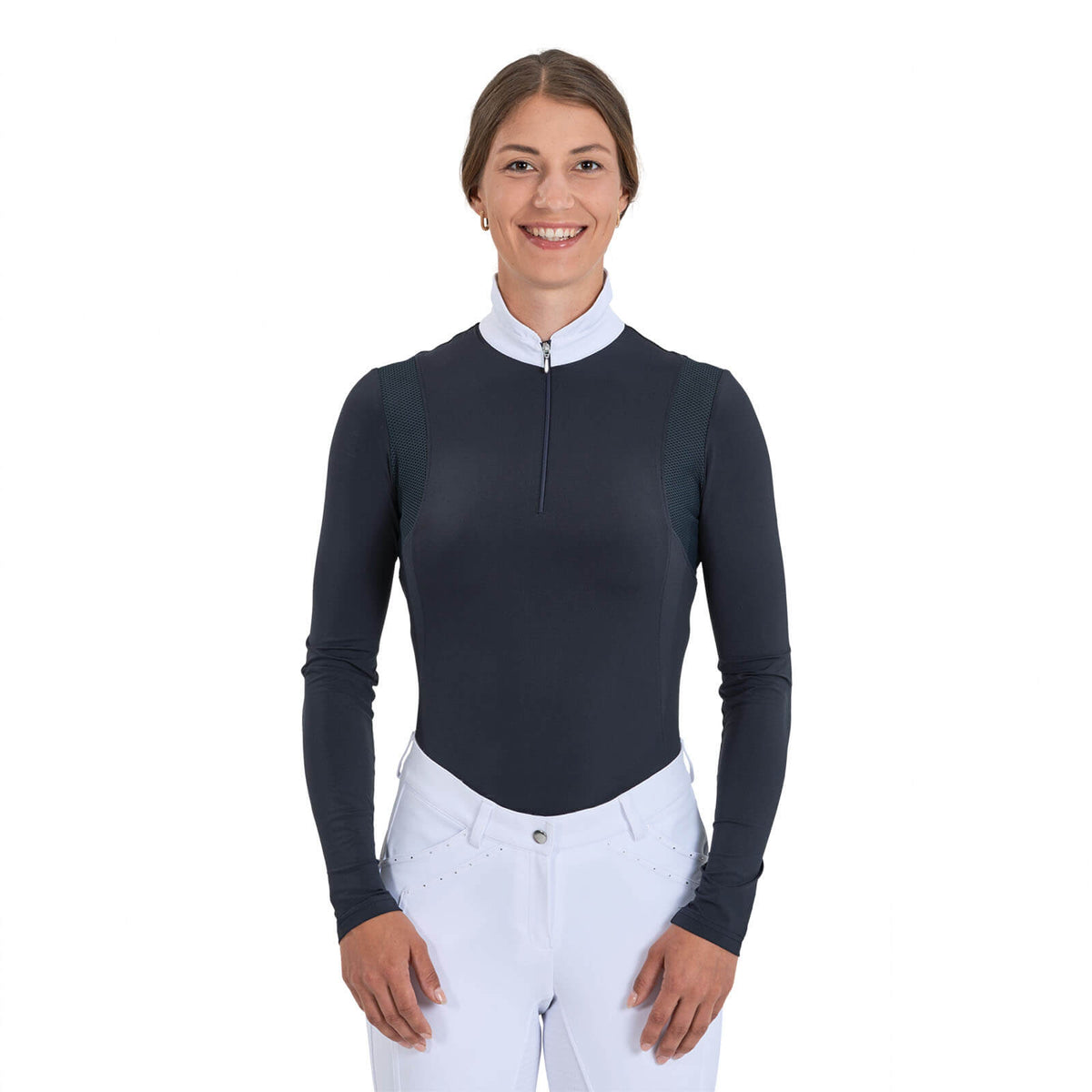 Turnier-Shirt Damen Granada Langarmshirt, Navy, Reiterin trägt das Shirt im Portrait.