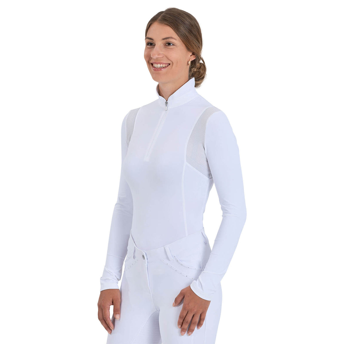 Turnier-Shirt Damen Granada Langarmshirt, Weiß, Reiterin trägt das Shirt.