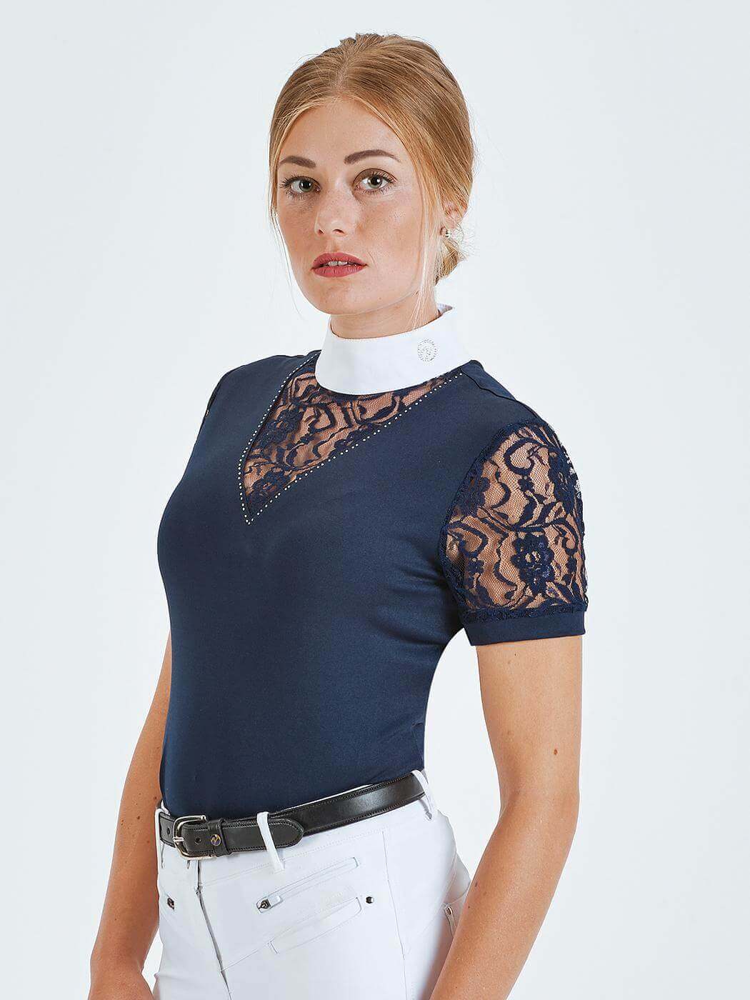 Turnier-Shirt Ravenna, Navy, Person trägt das Shirt mit Spitzeneinsatz.