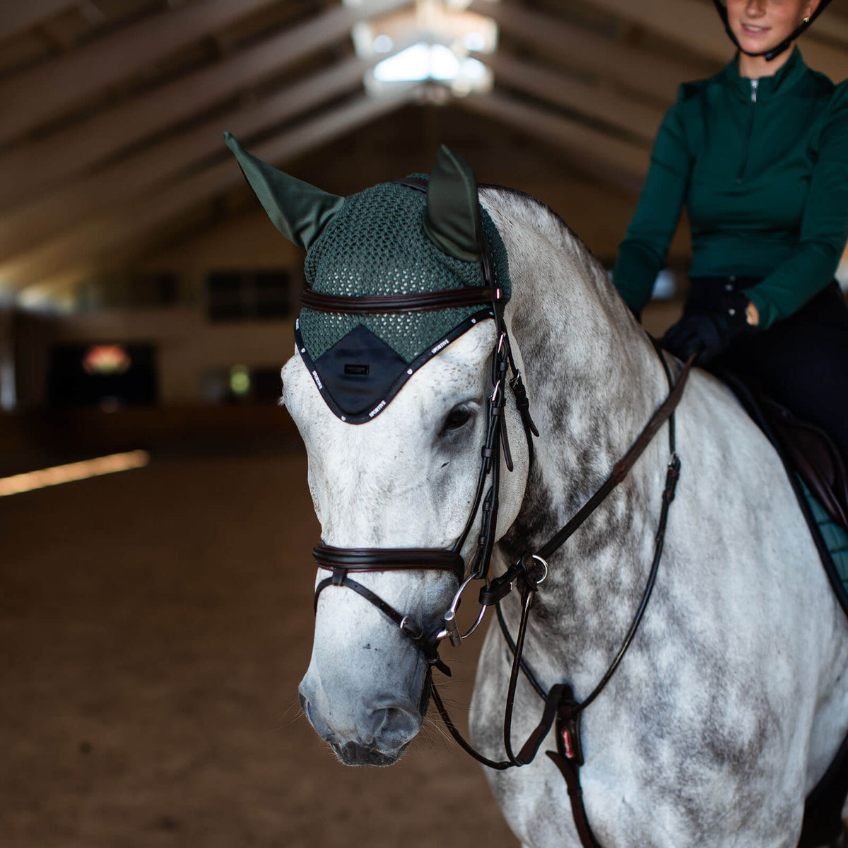 Fliegenmütze Sportive Sycamore Green Fliegenohren Fliegenhaube, Sycamore Green, auf einem weißen Pferd im Stall.