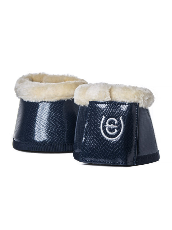 Equestrian Stockholm Hufglocken Navy mit Fell Hufschutz, Navy, Produktpaar auf weißem Hintergrund.