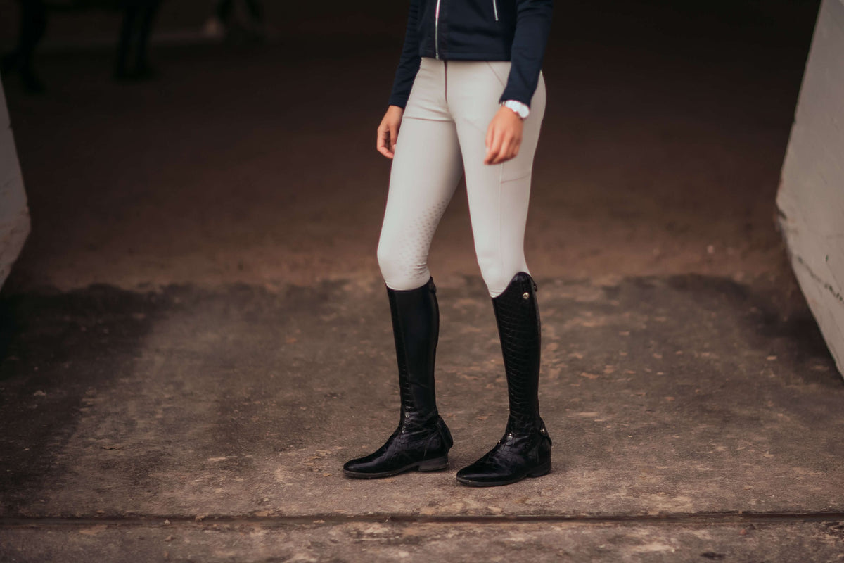 Reithose Jump Elite, Hellbeige, an Person im Stall getragen.