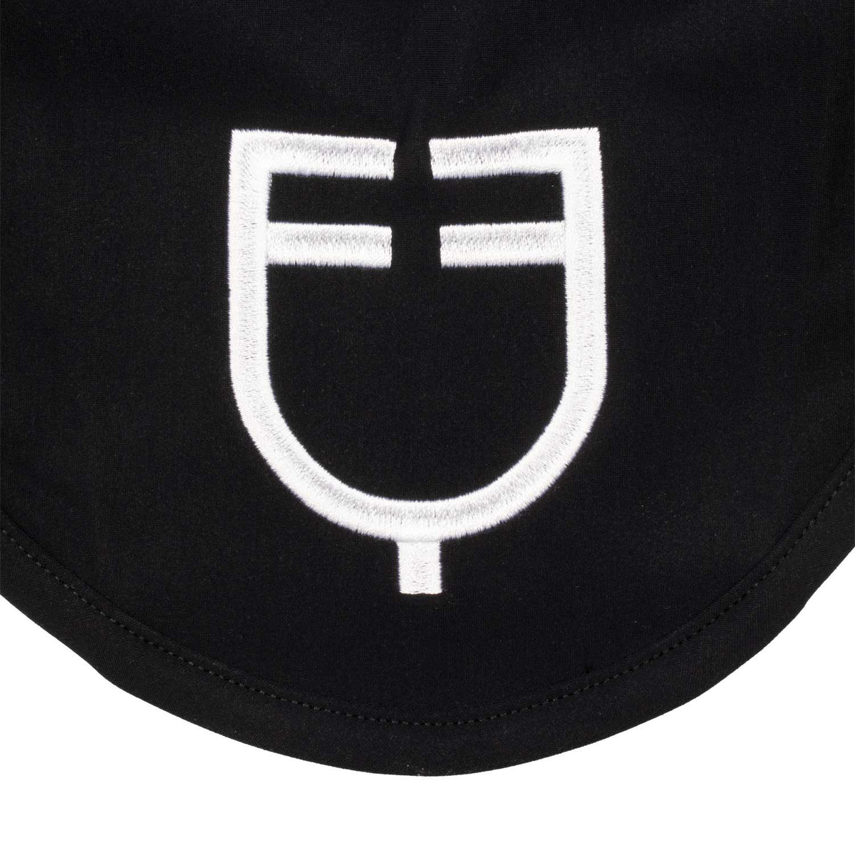 Equestro Fliegenhaube aus elastischem Funktionsstoff FS 2026 Fliegenmütze, Schwarz, Detailaufnahme des Logos.