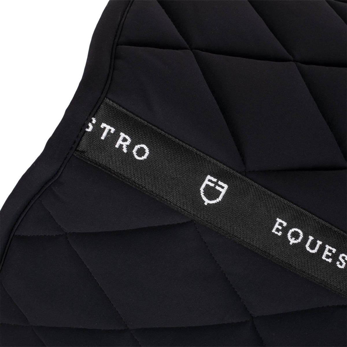 Equestro Schabracke Dressur Technical Fabric Black Line Dressurschabracke, Black, Detailaufnahme.