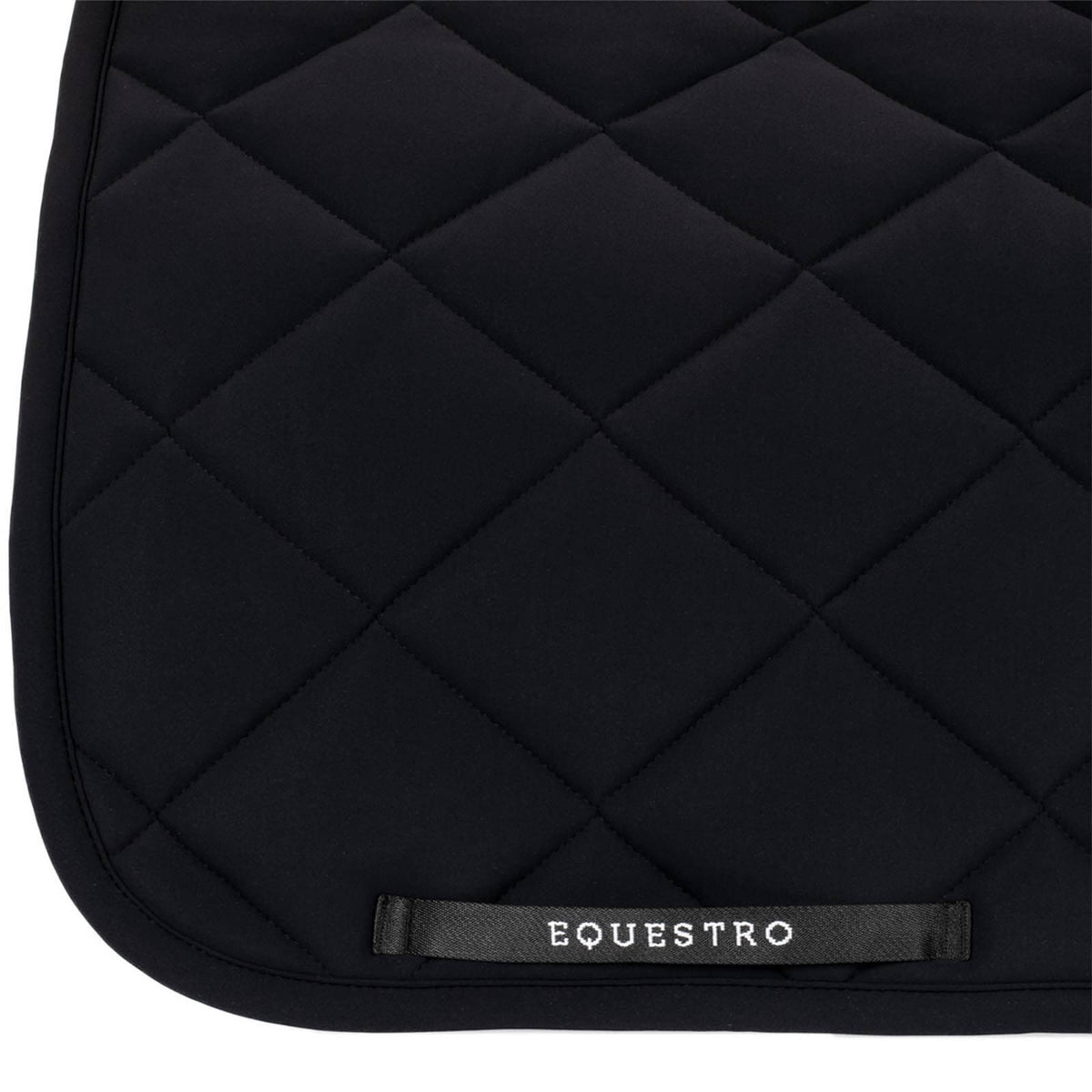 Equestro Schabracke Dressur Technical Fabric Black Line Dressurschabracke, Schwarz, Produktdetail mit Logo.