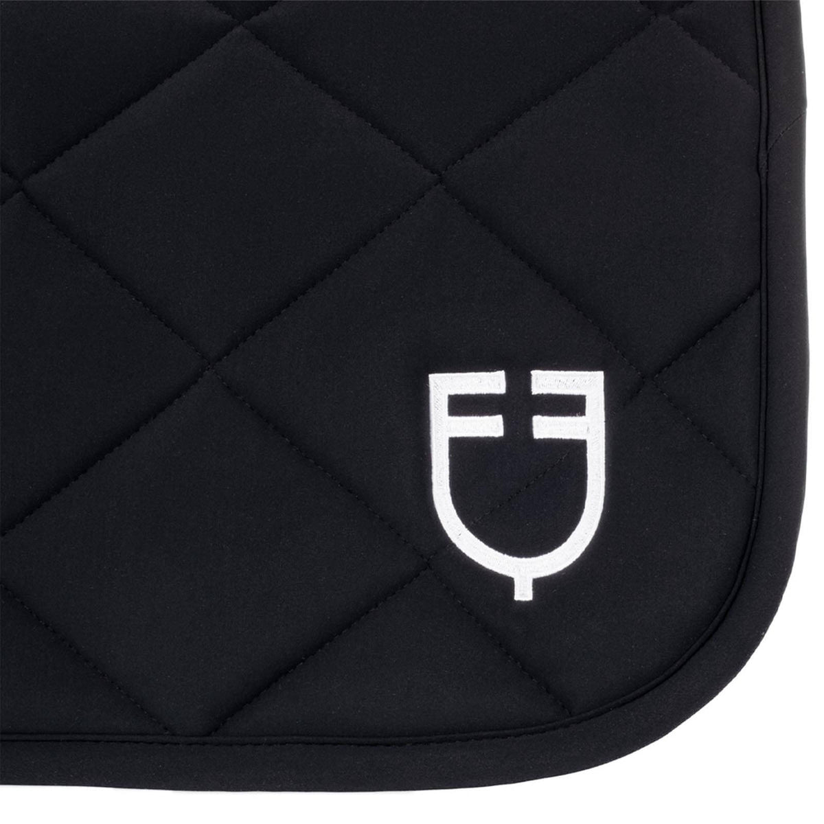 Equestro Schabracke Dressur Technical Fabric Black Line Dressurschabracke, Black, Detailaufnahme des Logos.