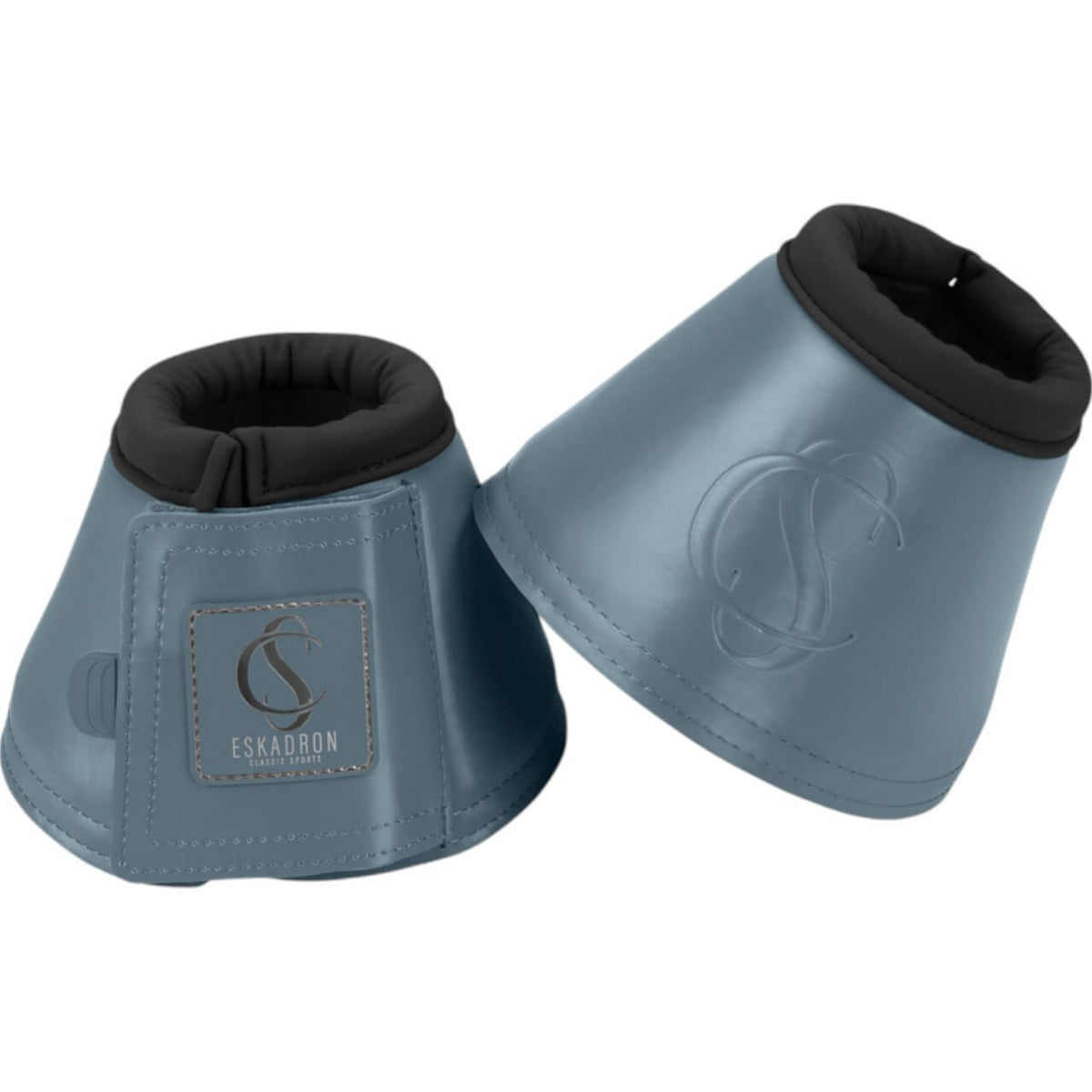 Eskadron Hufglocken Softslate Classic Sports FS25 Sprungglocken, Steel Blue, Paar auf weißem Hintergrund.
