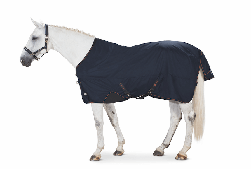 Eskadron Outdoordecke 0g Alpha Fleecelining Basics Regendecke, Navy, Pferd trägt die Decke.