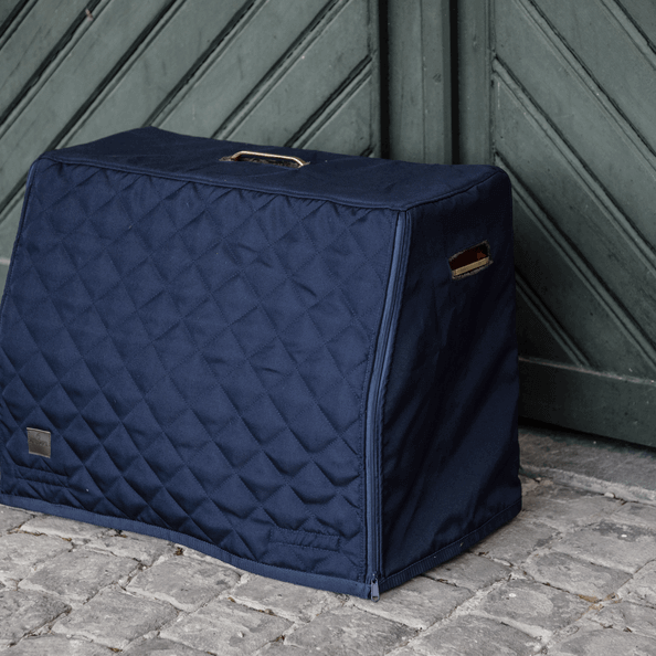 Cover für Show Grooming Deluxe Turnierbox Schutztasche, Dunkelblau, Produkt allein auf Pflasterboden.