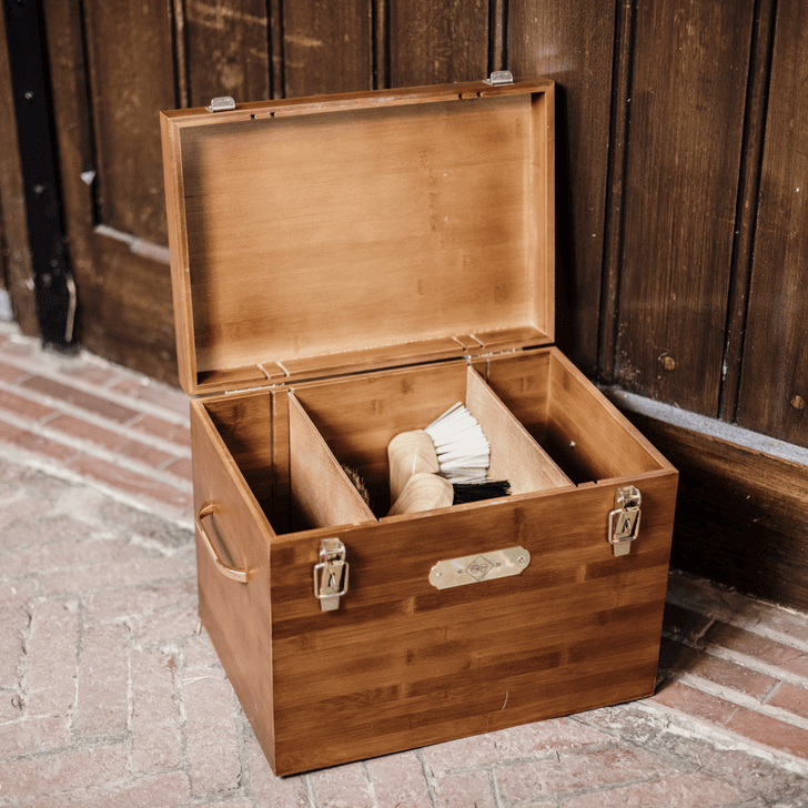 Grooming Deluxe Tack Box, Braun, offene Box mit Fächern und Bürsten.