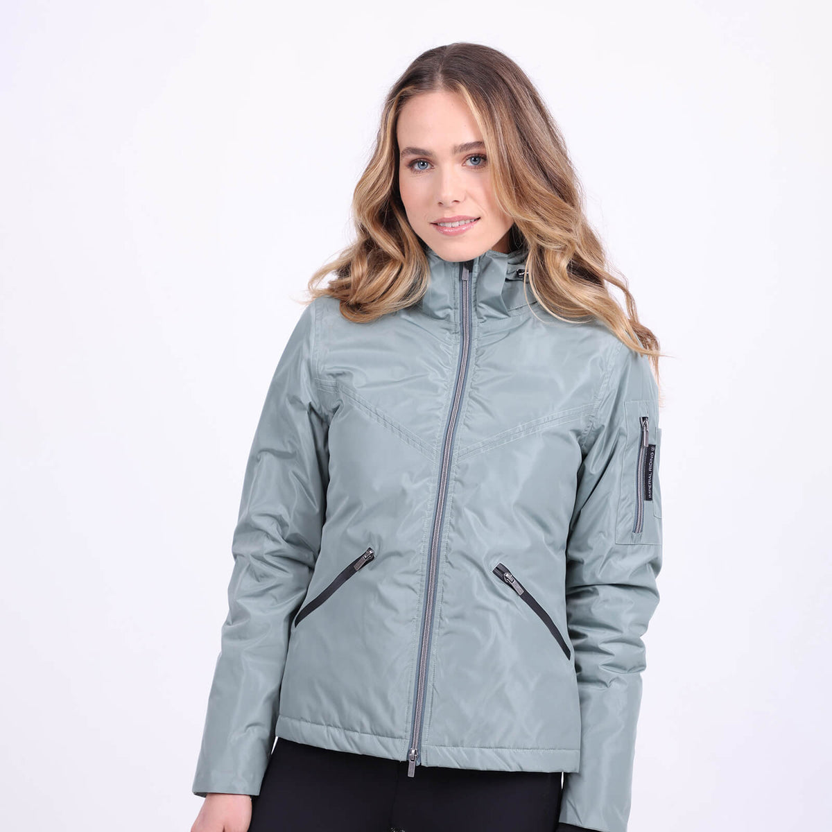 Funktionsjacke Damen IRHLucky Classic wasserdichte Jacke, Dark Sage, von einer Frau getragen.