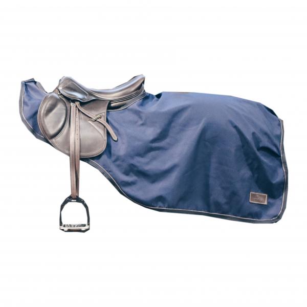 Ausreitdecke 160g All Weather wasserdicht, Marine, Pferd mit Sattel und Decke.