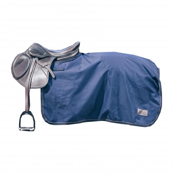 Ausreitdecke 160g Quarter Rug All Weather, Marine, Pferd mit Sattel und Decke.