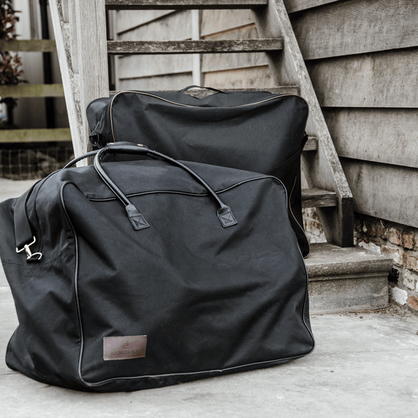 Kentucky Horsewear Deckentasche Schwarz, zwei Taschen auf dem Boden.