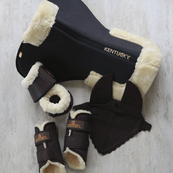 Kentucky Horsewear Fliegenmütze Soundless, schwarze Fliegenmütze mit Detailaufnahme und weiteren Produkten.