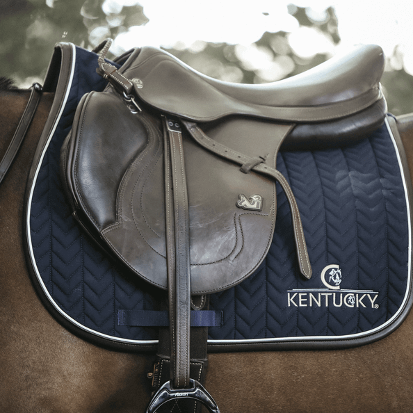 Kentucky Horsewear Springschabracke Leather Fishbone Sattelunterlage, Midsummer Blue, Pferd mit Sattel und Schabracke.