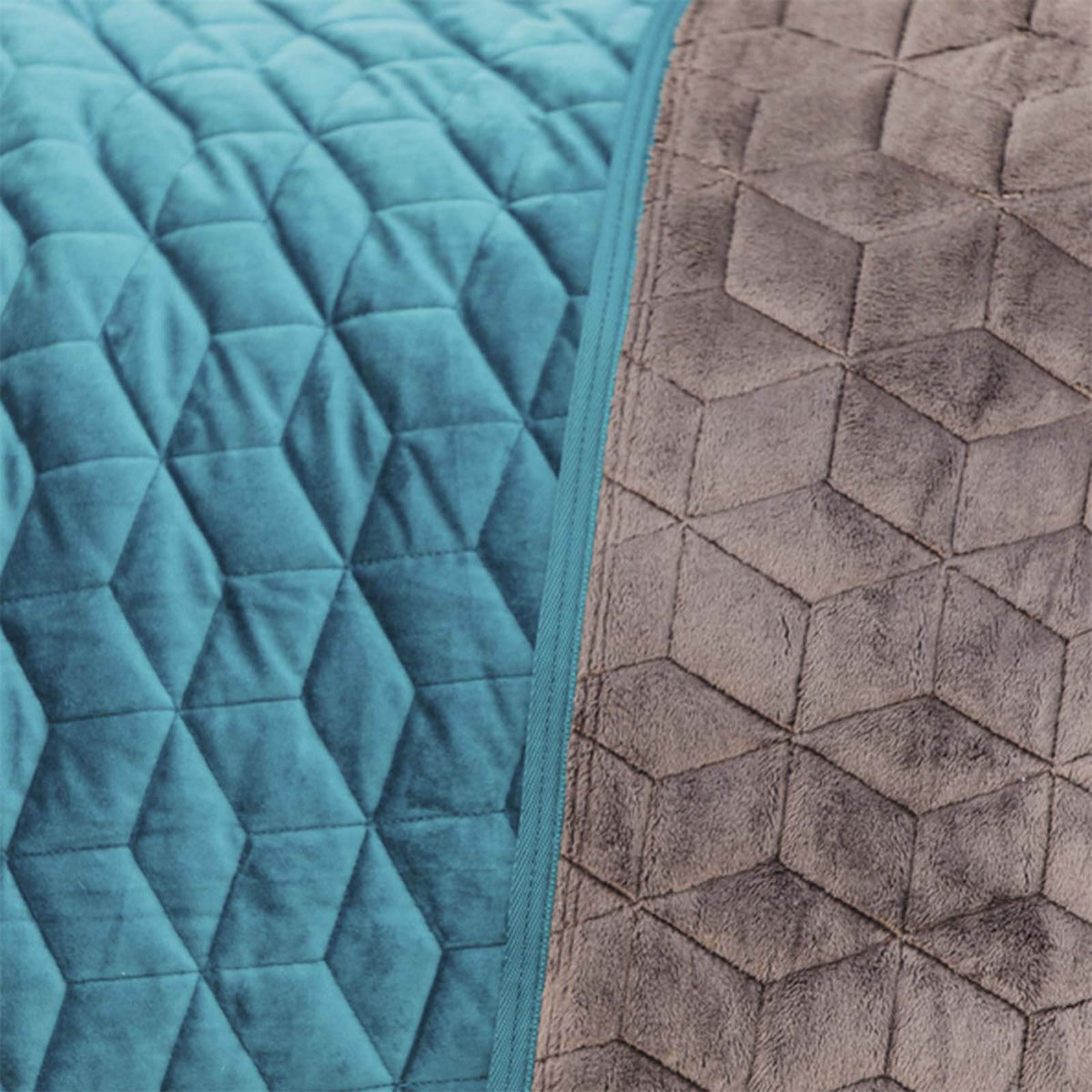 Kentucky Horsewear Turnierdecke 160g Show Rug Velvet Stalldecke, Midsummer Blue, Detailaufnahme.