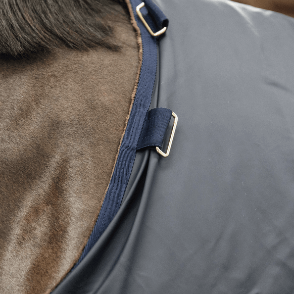 Kentucky Horsewear Outdoordecke 0g All Weather Hurricane Regendecke, Grau, Detailaufnahme am Pferd.