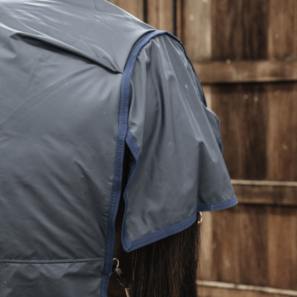 Kentucky Horsewear Outdoordecke 0g All Weather Hurricane Regendecke, Dunkelblau, Detailaufnahme am Pferd.