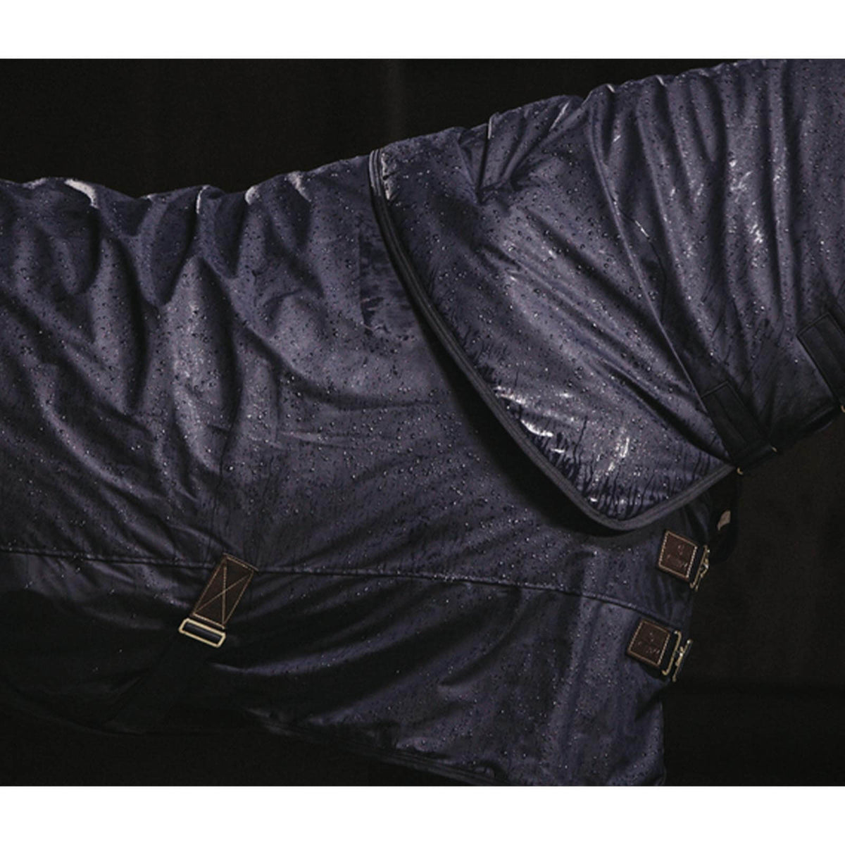 Kentucky Horsewear Outdoordecke 0g All Weather Hurricane Regendecke, Detailaufnahme am Pferd.
