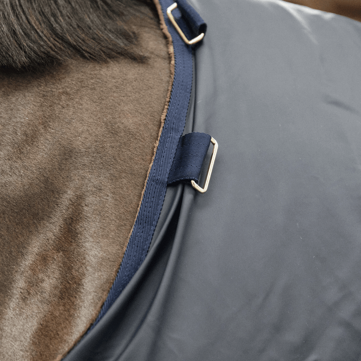 Kentucky Horsewear Outdoordecke 50g All Weather Hurricane Weidedecke, Navy, Detailaufnahme am Pferd.