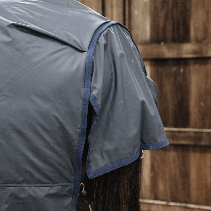 Kentucky Horsewear Outdoordecke 50g All Weather Hurricane Weidedecke, dunkles Blau, Detailaufnahme am Pferd.