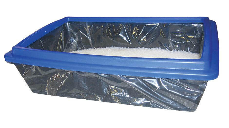 KERBL Katzentoilettenbeutel XL, transparent, in einer Katzentoilette mit blauem Rand.