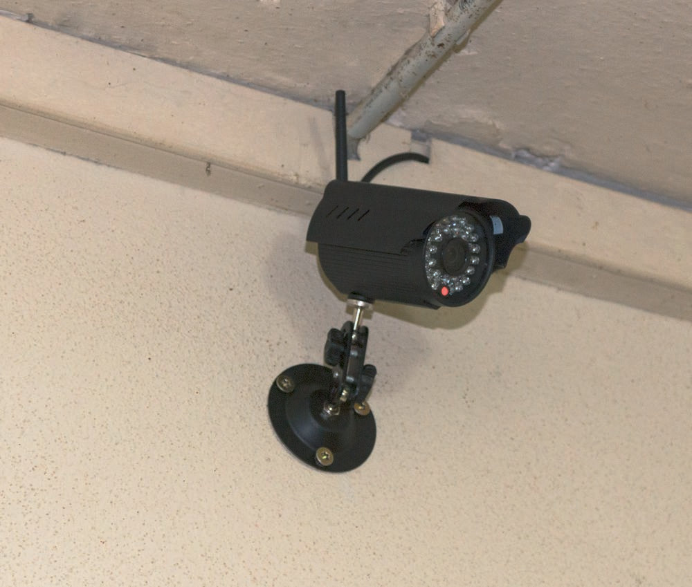 KERBL Überwachungskamera Internet-Kamera IPCam 2.0 HD, Schwarz, an der Wand montiert.