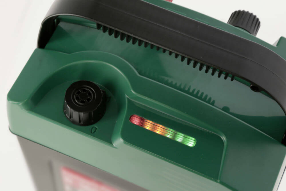 KERBL Weidezaungerät 9 Volt AKO Compact Power B180, Produkt allein auf weißem Hintergrund.