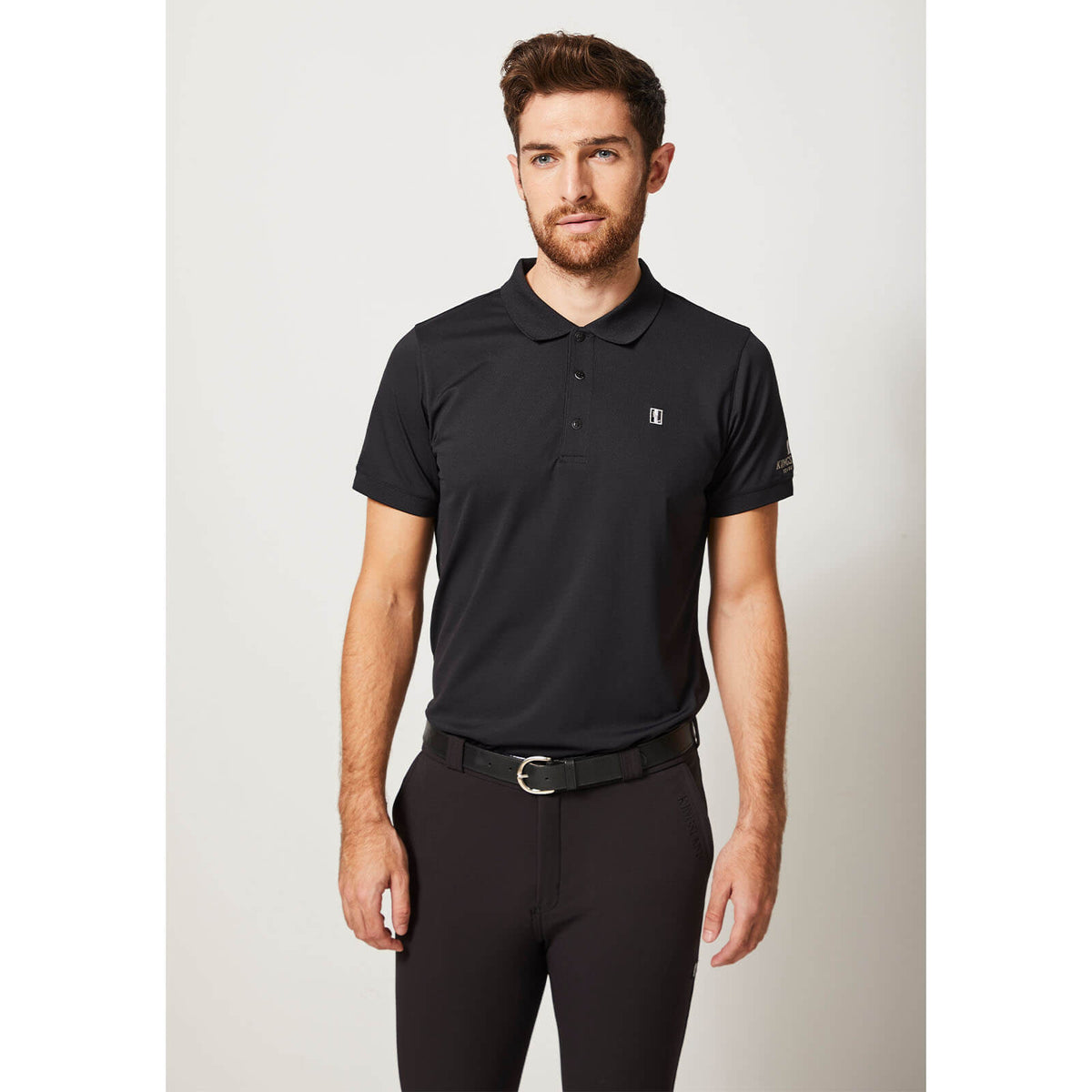 Kingsland Poloshirt Piqué Classic Herren Reitshirt, Schwarz, Mann trägt das Poloshirt.