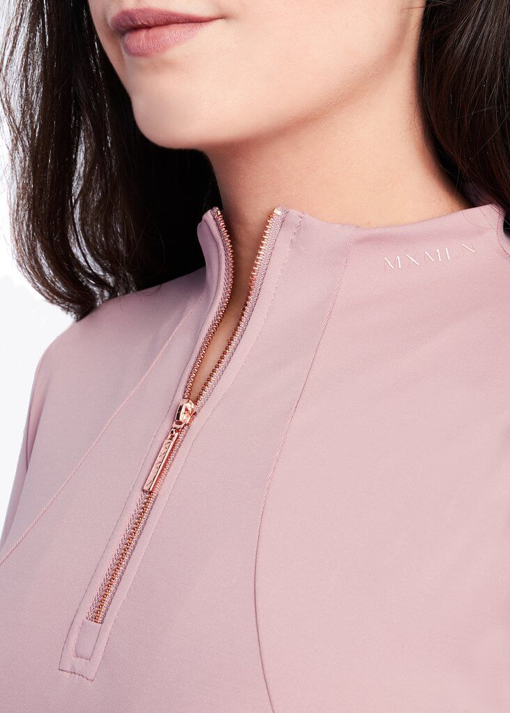 Maximilian Equestrian Base Layer Damen Long Sleeve Funktionsshirt, Rosa, Detailaufnahme am Oberkörper getragen.